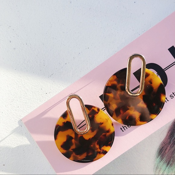 Last one Resin Tortoise Shell Hoop Dangle Earrings - Picture 4 of 6
